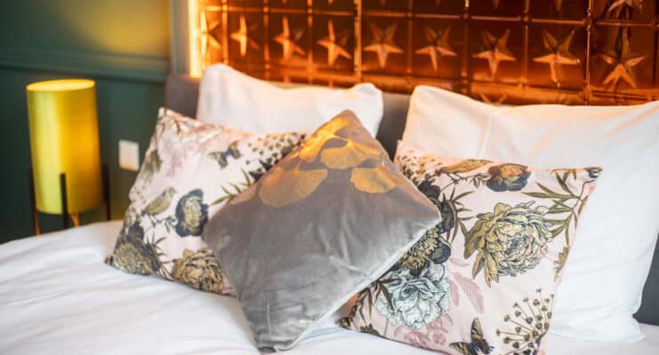 Koper wand in slaapkamer