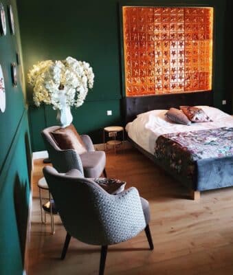 Koperen wand achter bed